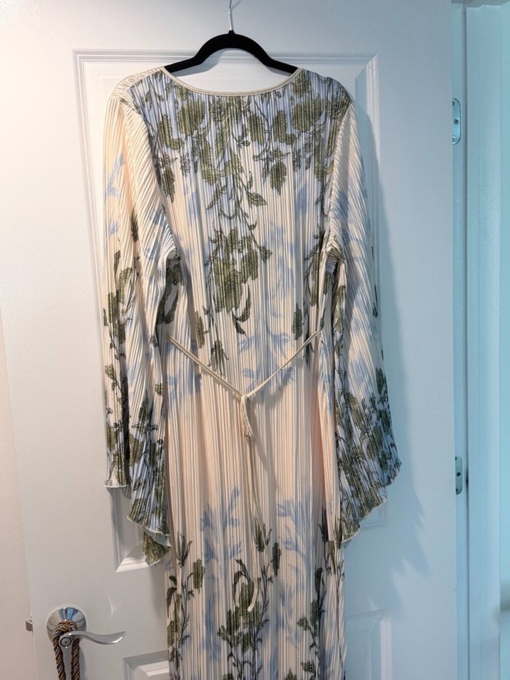 Plus size Maxi dress (size 14-16), sexy curves, low cut front. - Picture 3 of 5